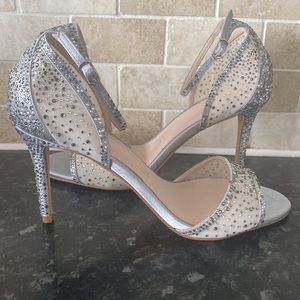 Stunning brand new Le Chateau Silver heels